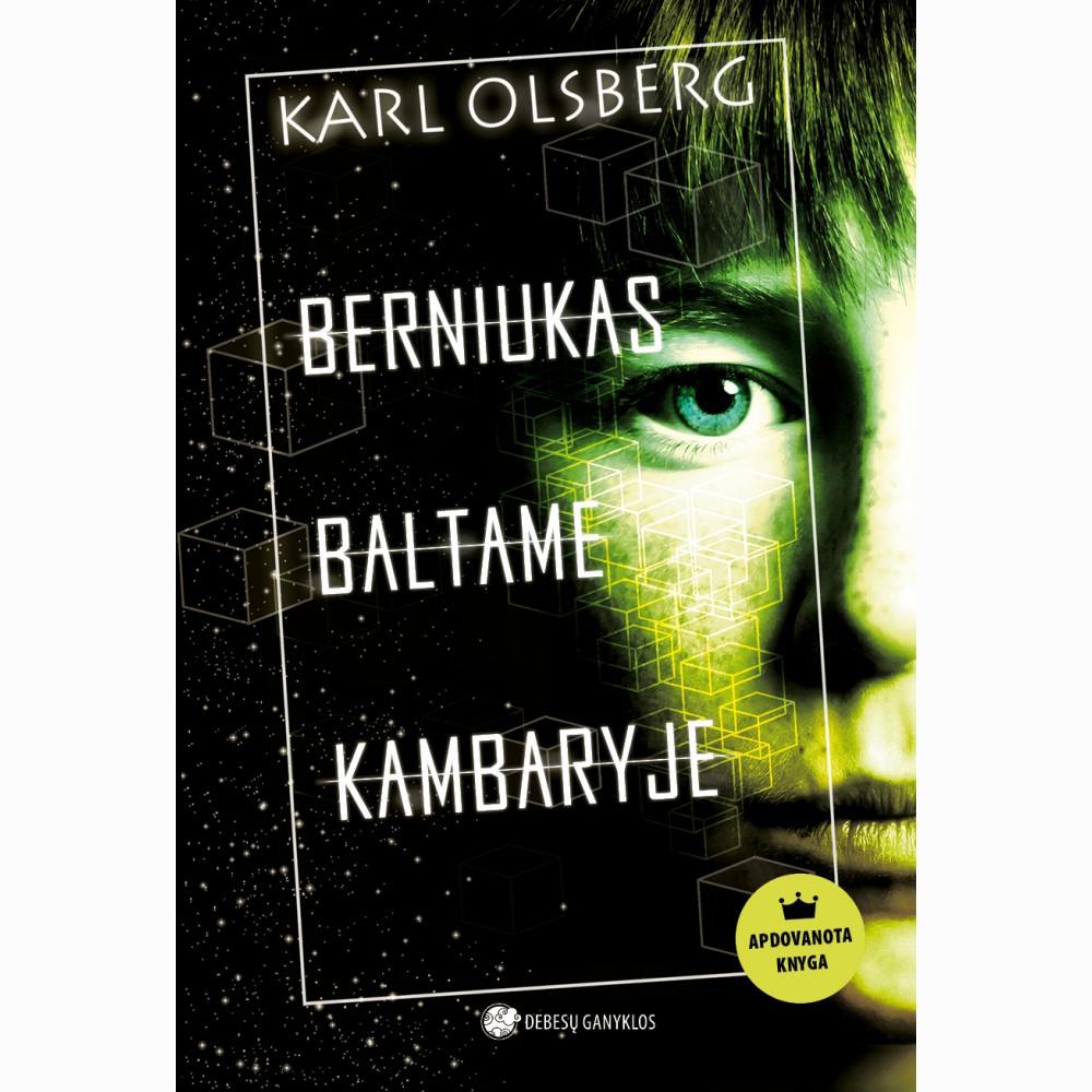 Berniukas baltame kambaryje